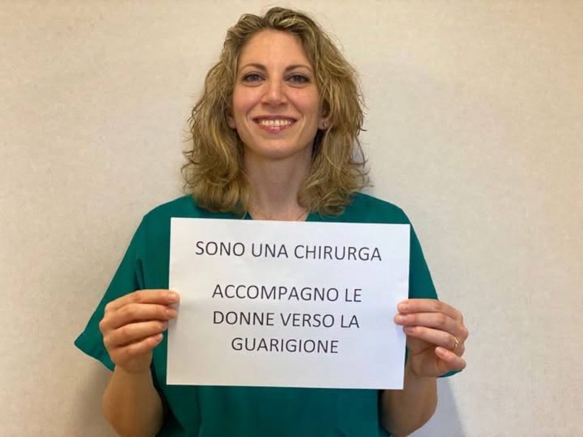 La Dott.ssa Cavicchi regge un cartello: «Sono una chirurga. Accompagno le donne verso la guarigione»